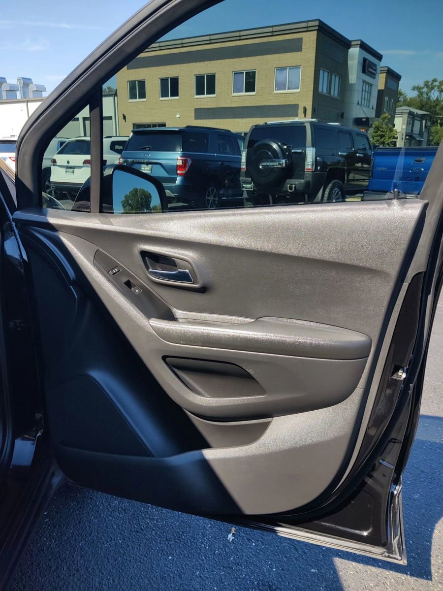 Used 2022 Chevrolet Trax LT w/ Midnight Edition image 19