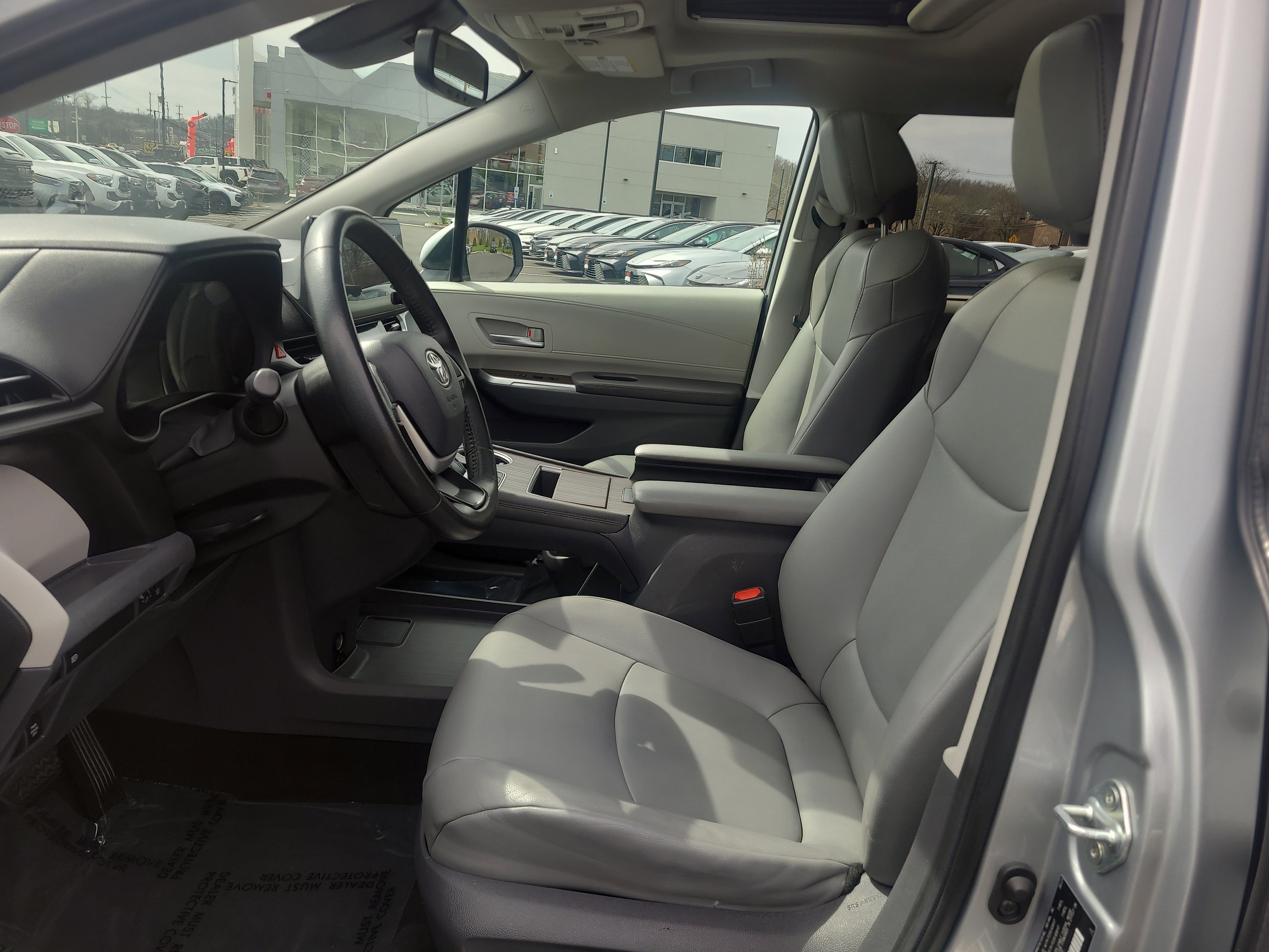 Used 2021 Toyota Sienna XLE image 17