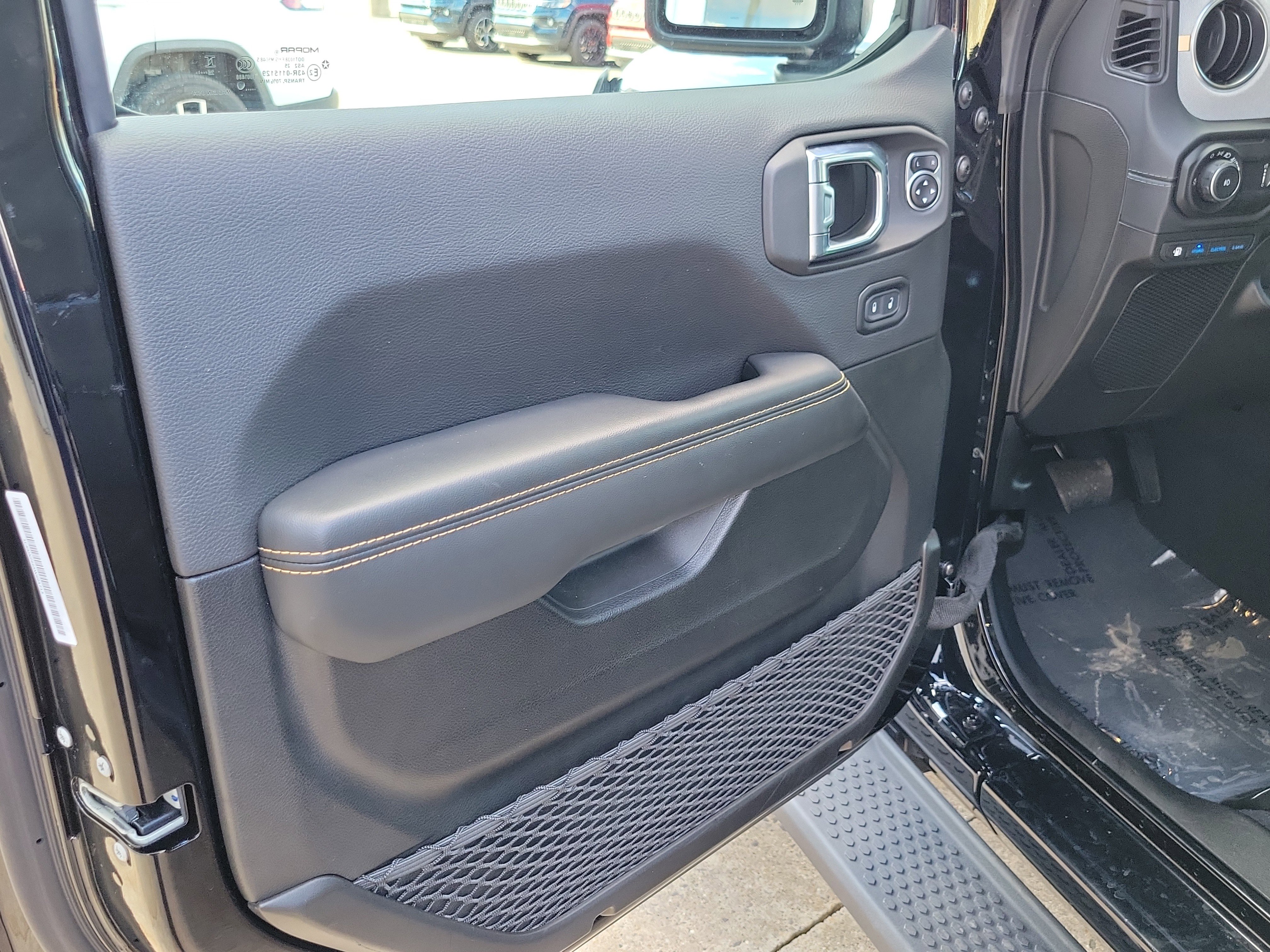 Used 2025 Jeep Wrangler Unlimited Sahara image 6