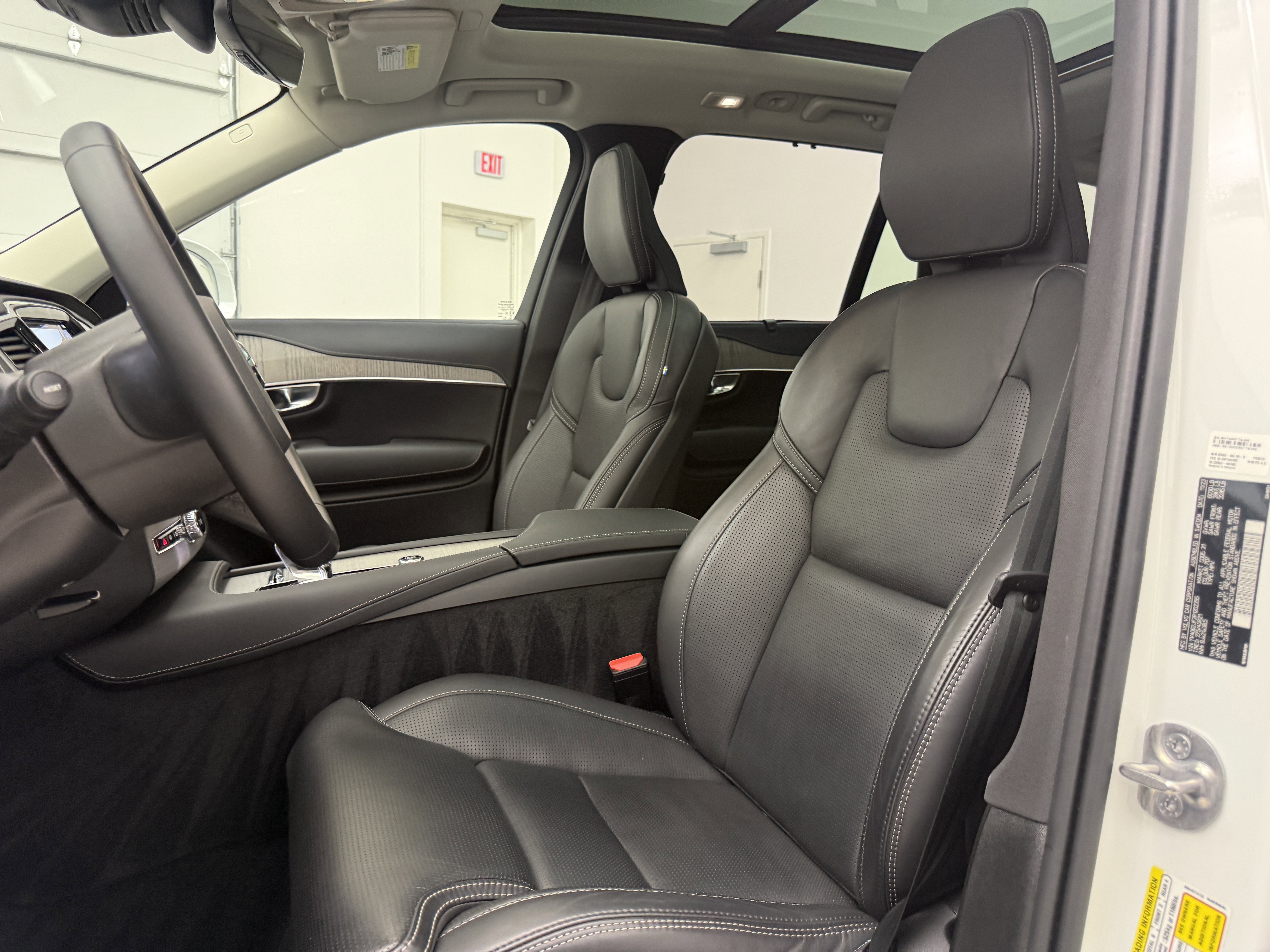 Certified 2024 Volvo XC90 B6 Ultimate w/ Protection Package Premier image 13