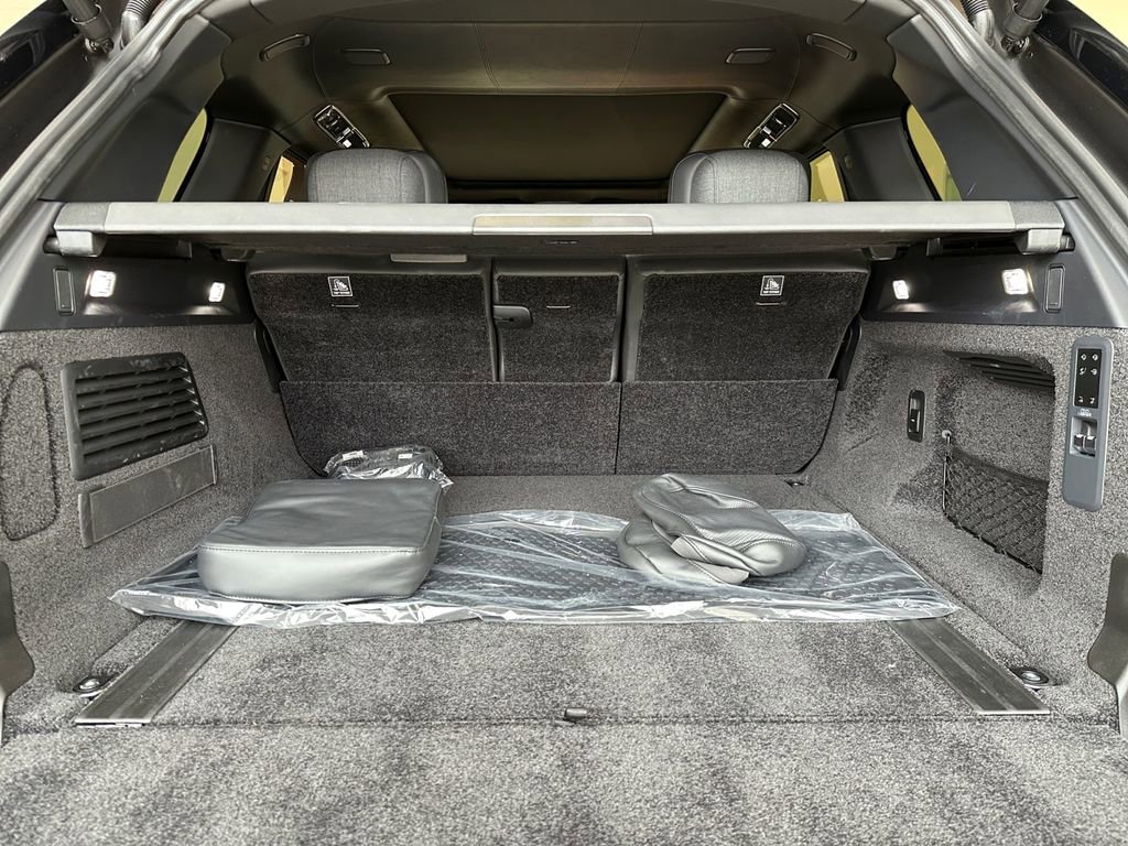 Used 2025 Land Rover Range Rover SV image 14