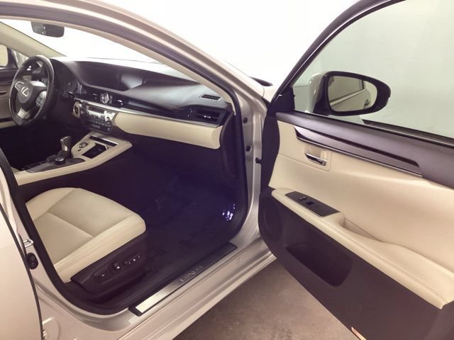 Used 2016 Lexus ES 350 w/ Premium Package w/Wood Trim FWD image 17