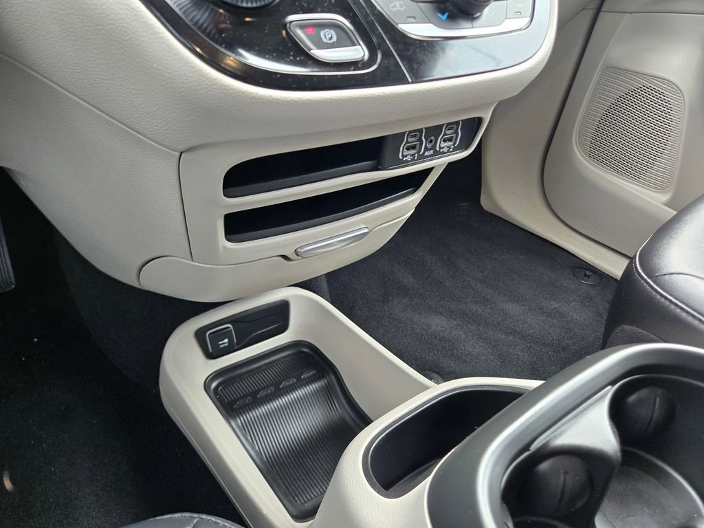 Used 2024 Chrysler Pacifica Touring-L FWD image 12