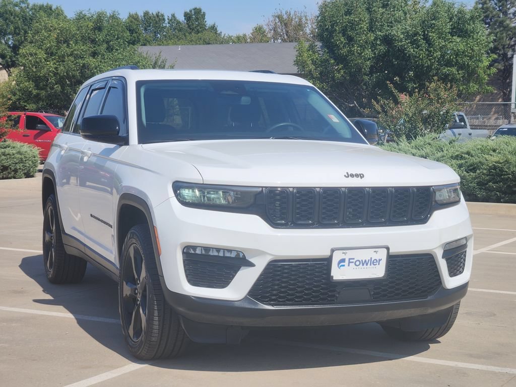 Used 2023 Jeep Grand Cherokee Limited w/ Black Appearance Package AWD/4WD image 3
