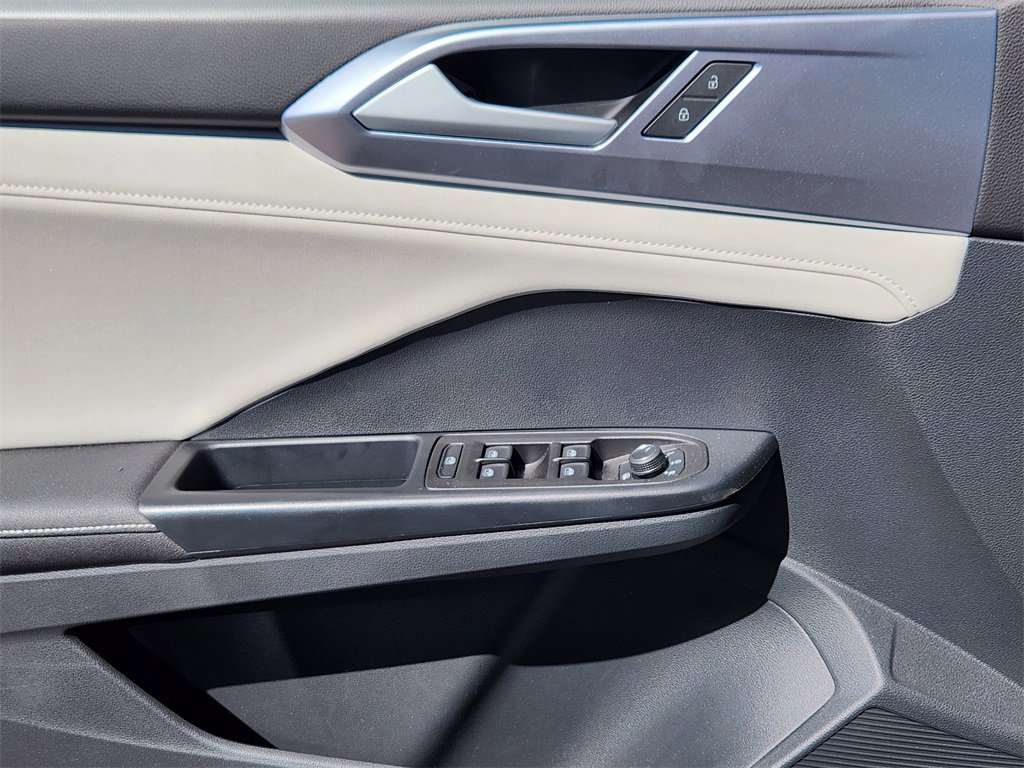 Used 2025 Volkswagen Taos SE image 3