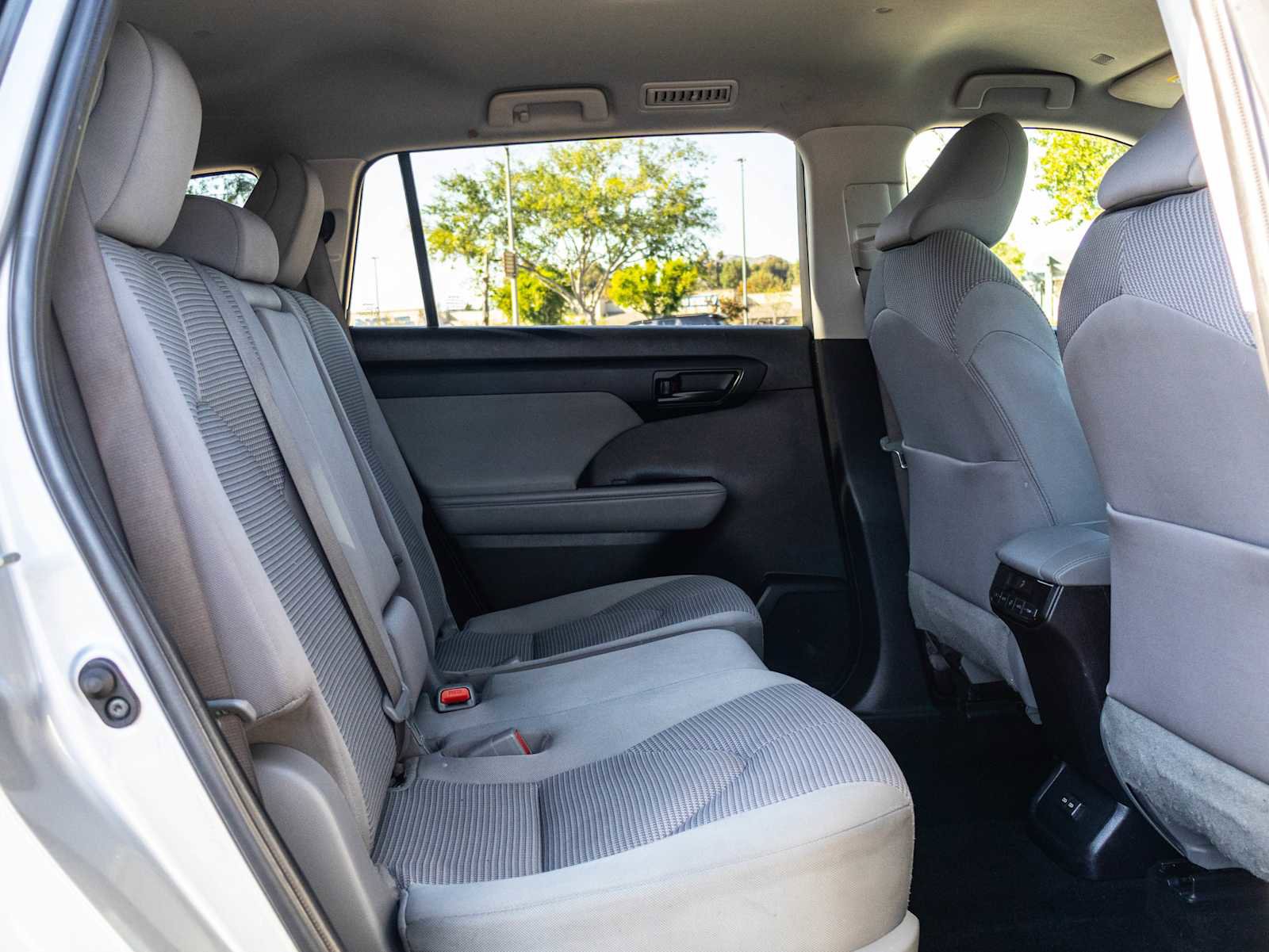 Used 2022 Toyota Highlander LE FWD image 19