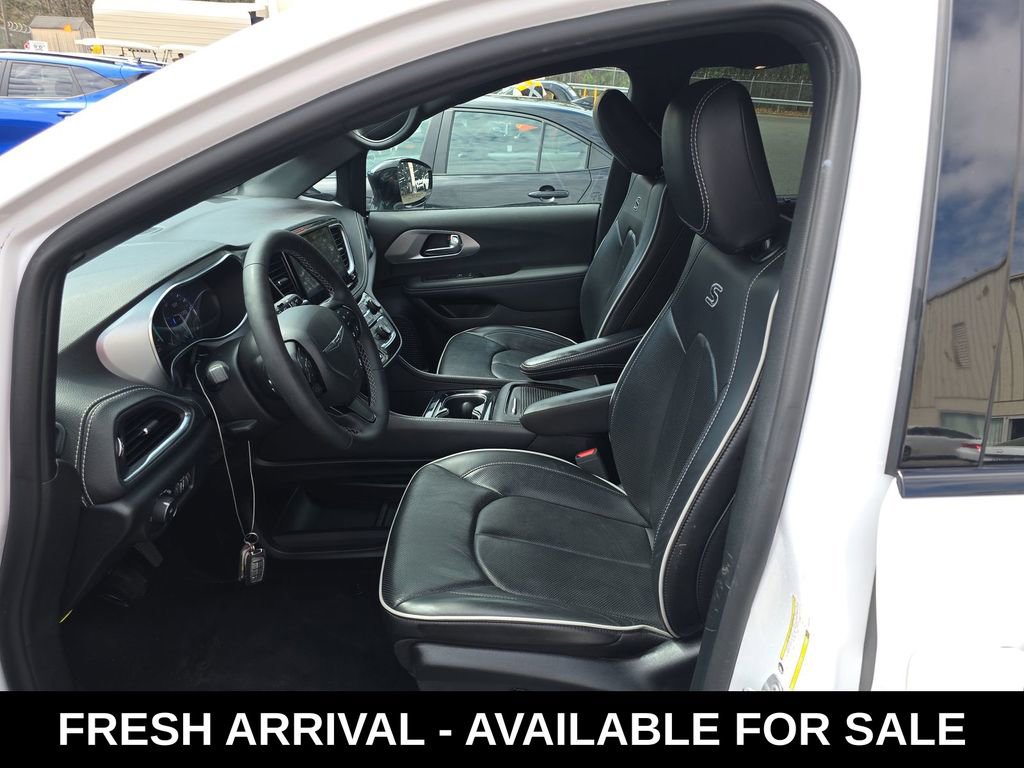 Used 2025 Chrysler Pacifica Limited image 7