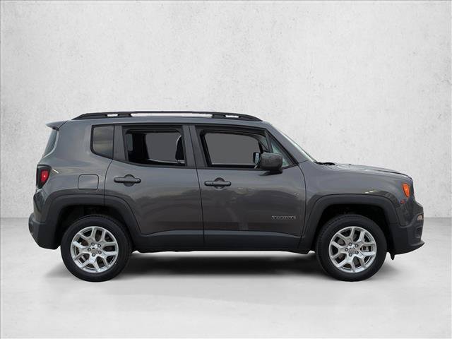 Used 2017 Jeep Renegade Latitude w/ Advanced Technology Group AWD/4WD image 4
