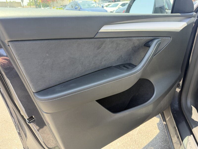 Used 2024 Tesla Model Y Long Range AWD/4WD image 12