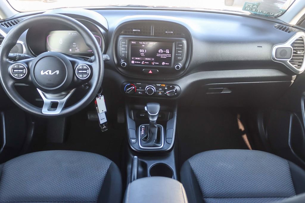 Used 2023 Kia Soul LX w/ LX Technology Package image 16