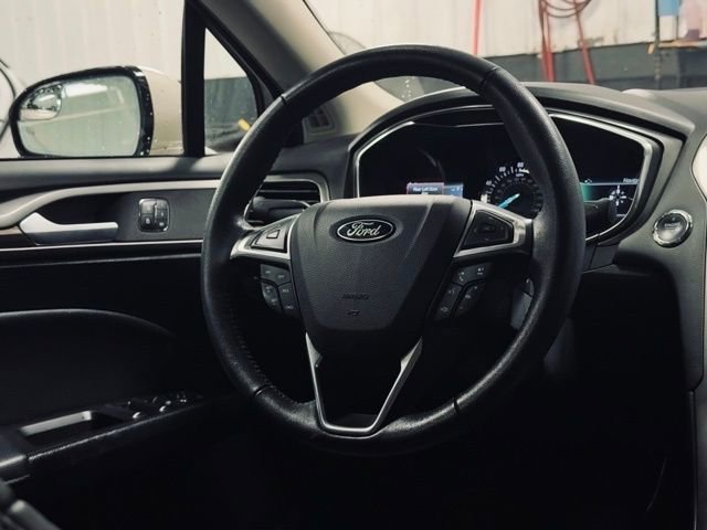 Used 2017 Ford Fusion SE w/ Fusion SE Technology Package image 22