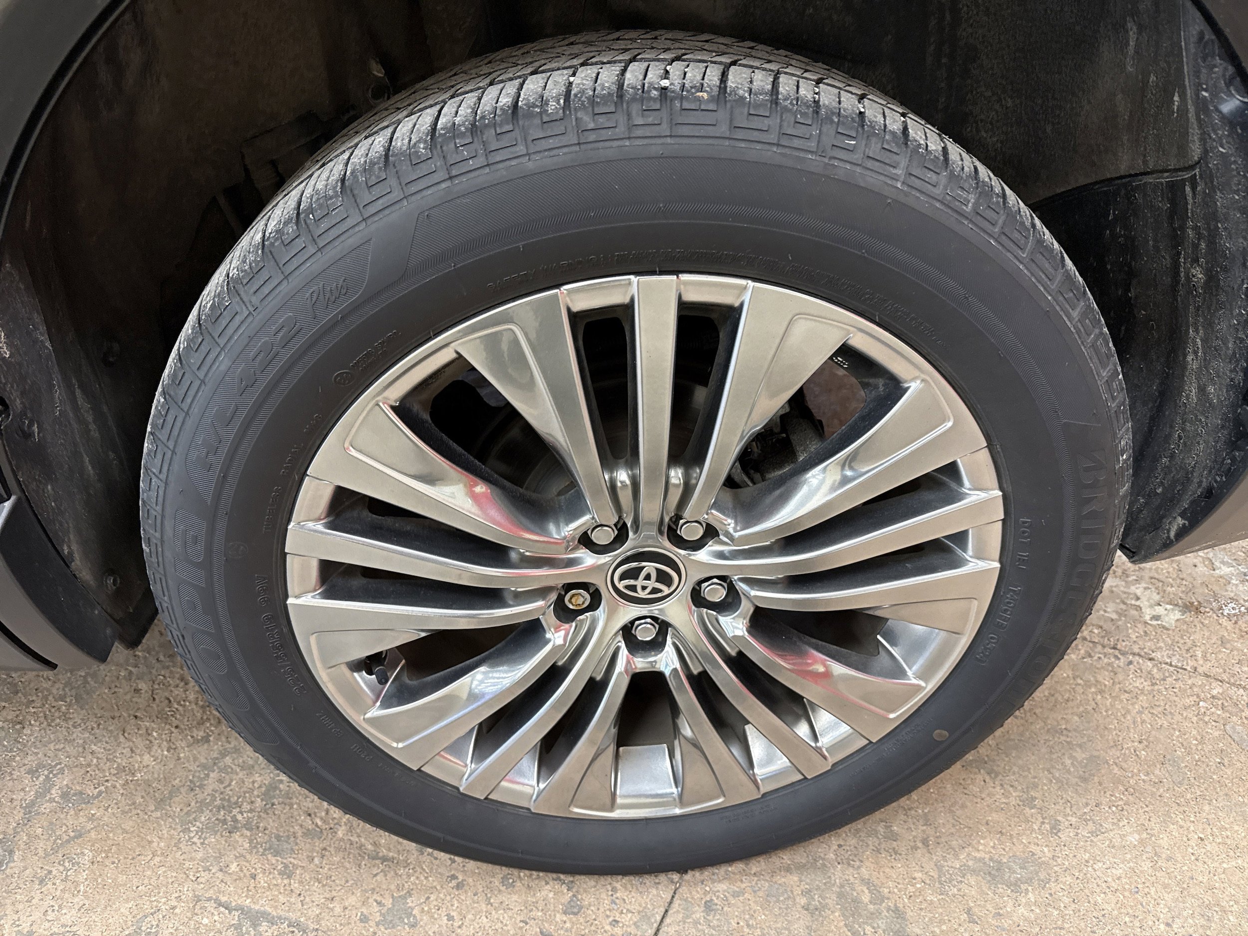 Used 2024 Toyota Venza XLE image 6