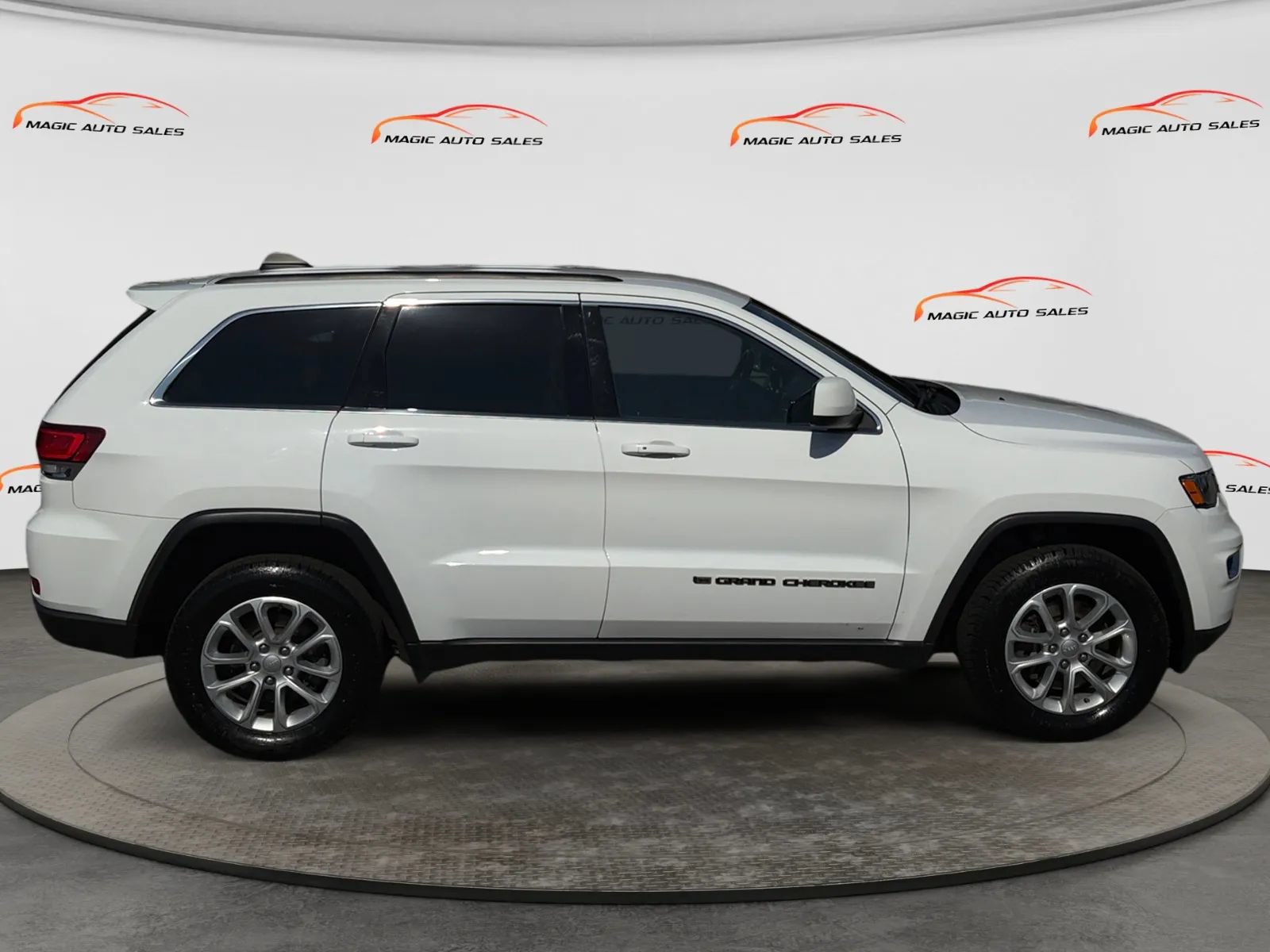 Used 2022 Jeep Grand Cherokee Laredo E AWD/4WD image 6