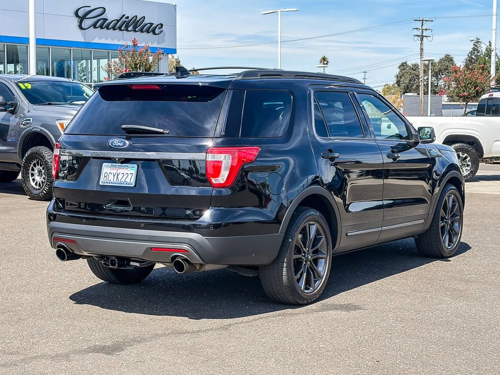 Used 2017 Ford Explorer XLT w/ Equipment Group 202A FWD image 4