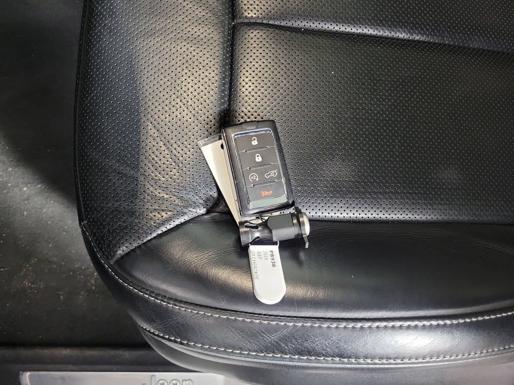 Used 2023 Jeep Grand Cherokee L Overland RWD image 28