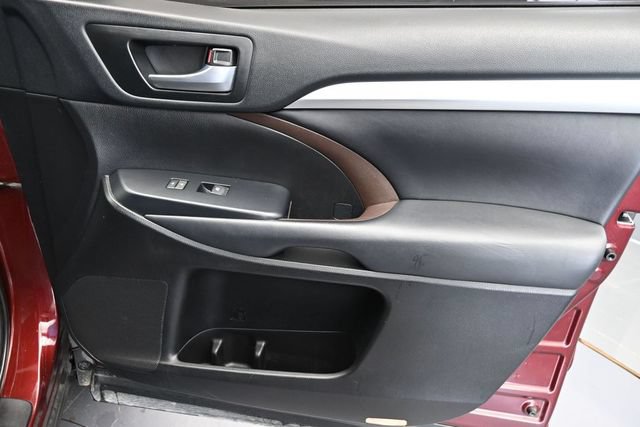Used 2019 Toyota Highlander XLE FWD image 32