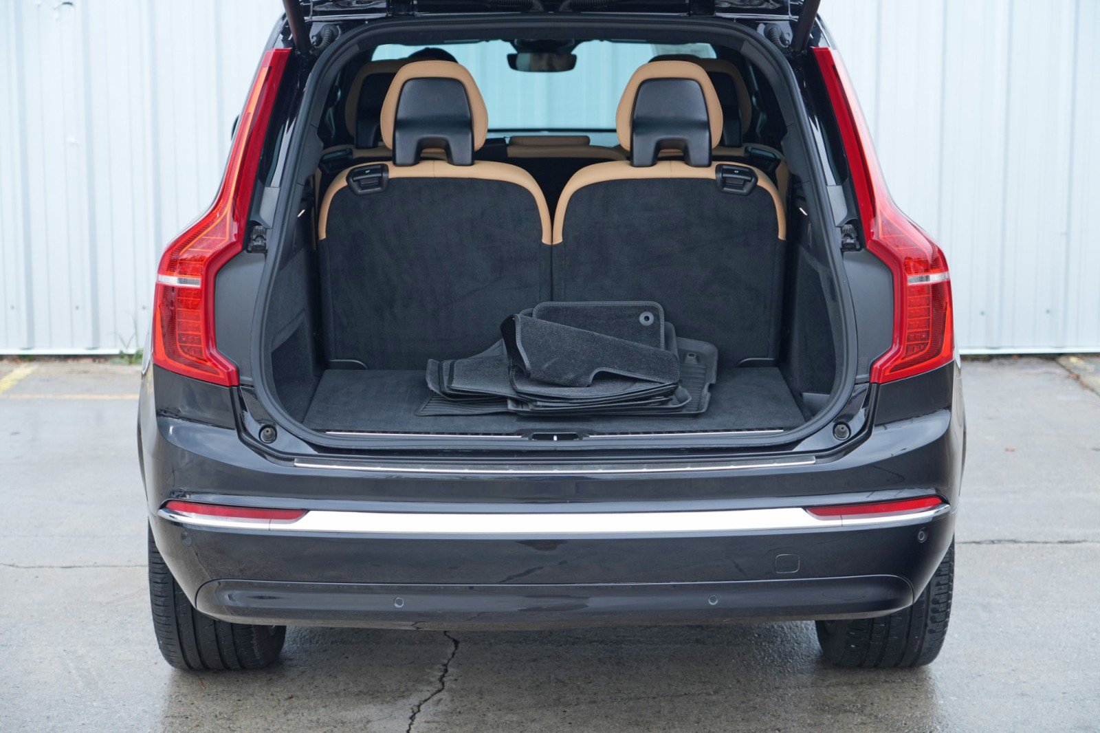 Used 2024 Volvo XC90 T8 Ultimate w/ Lounge Package image 10