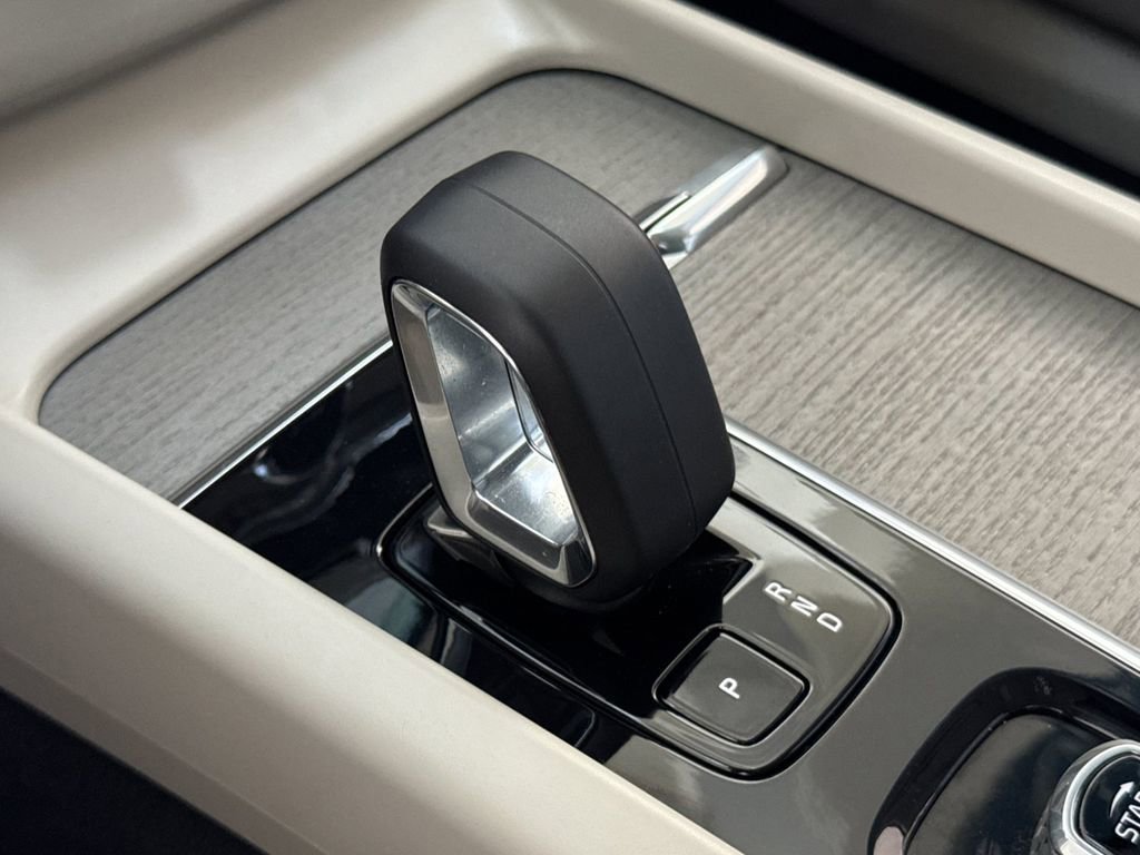 Certified 2023 Volvo XC60 B5 Plus w/ Climate Package AWD/4WD image 21