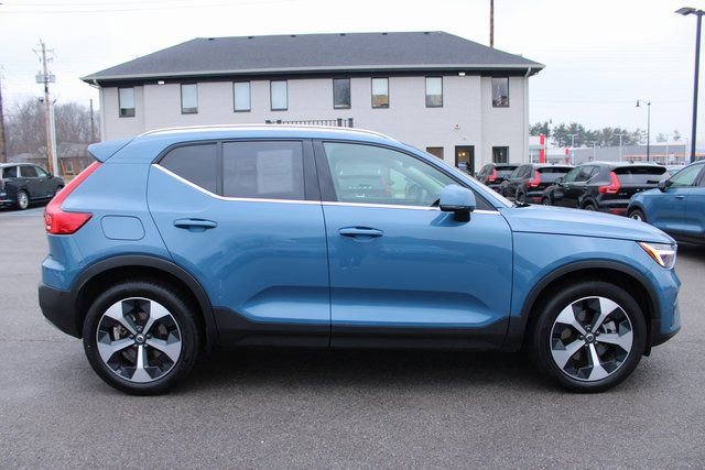 Used 2025 Volvo XC40 B5 Plus AWD/4WD image 6