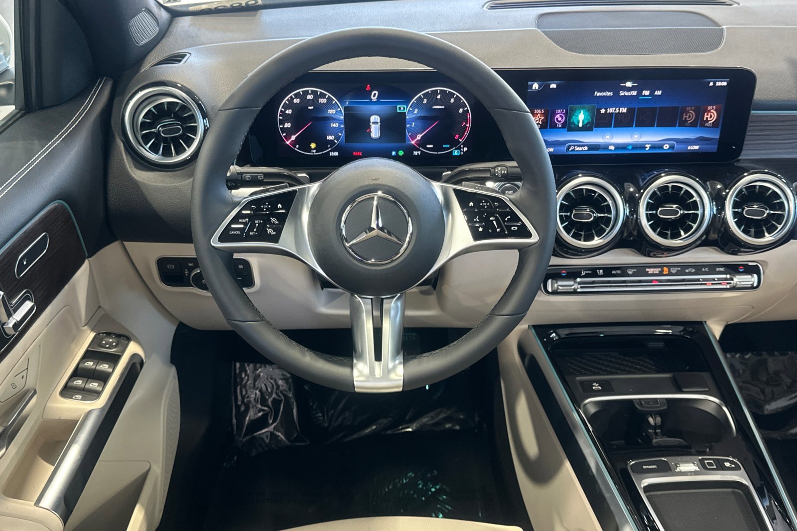 New 2025 Mercedes-Benz GLB 250 4MATIC image 14