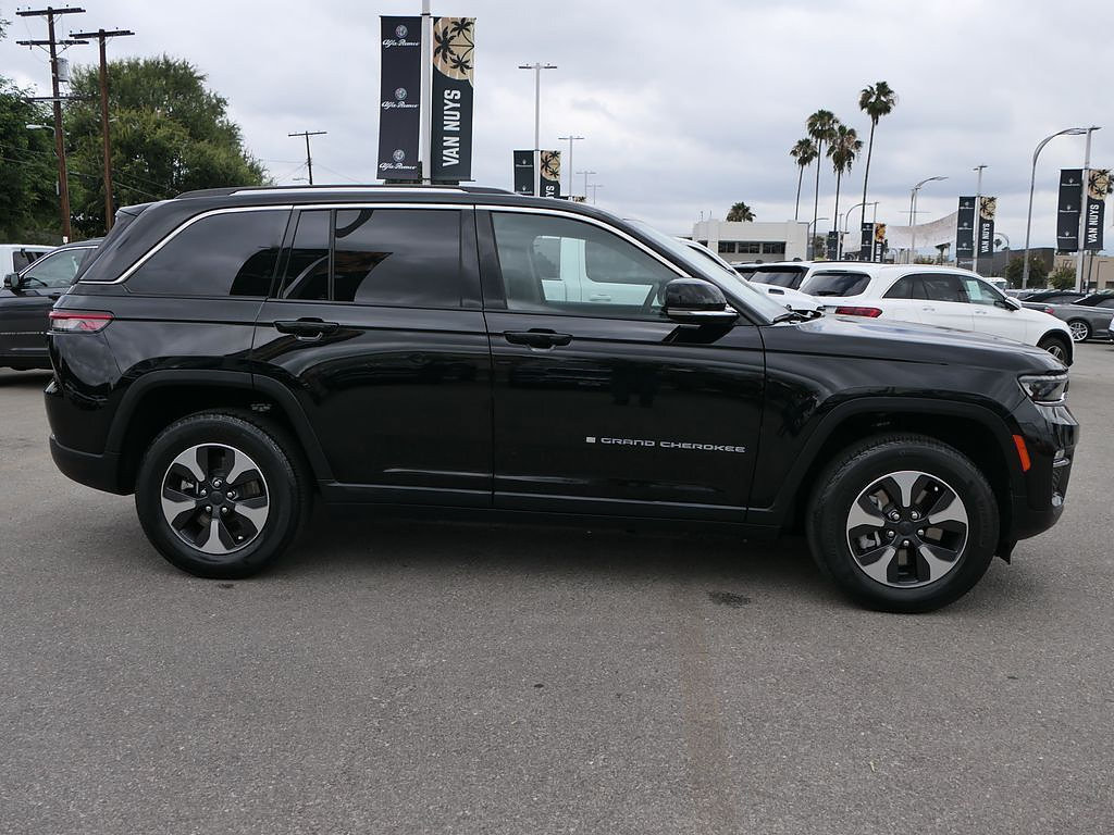 Used 2023 Jeep Grand Cherokee 4WD 4xe image 2