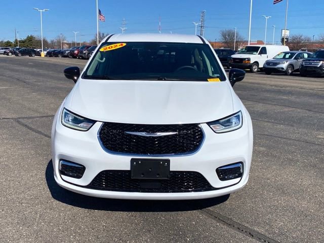 Used 2024 Chrysler Pacifica Touring-L image 3