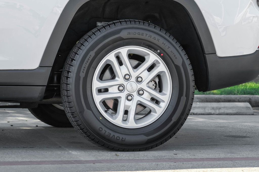 Used 2022 Jeep Grand Cherokee Laredo w/ Luxury Tech Group I image 69