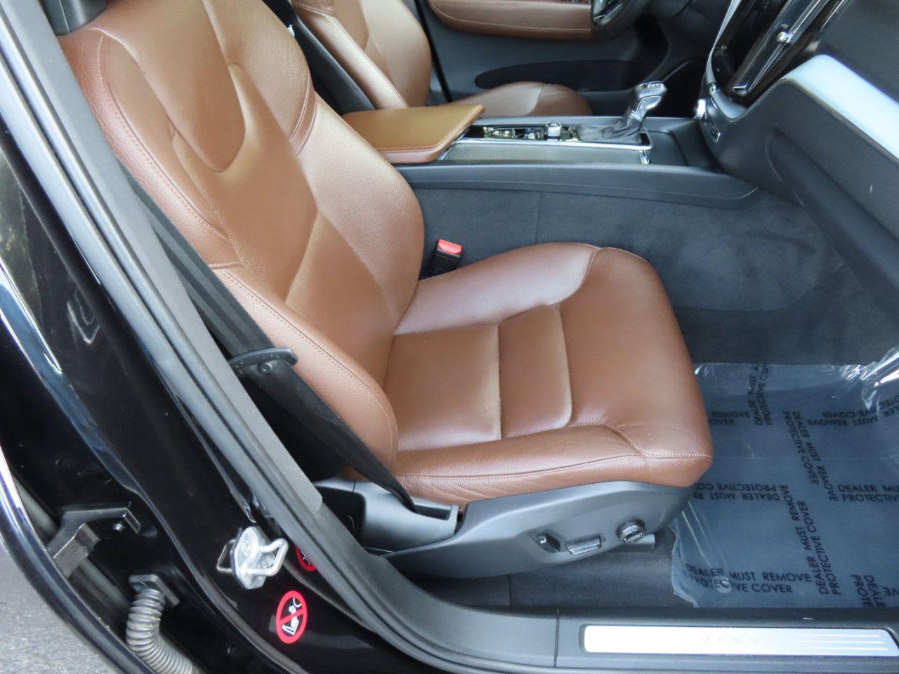 Used 2018 Volvo XC60 T6 Momentum w/ Convenience Package image 17