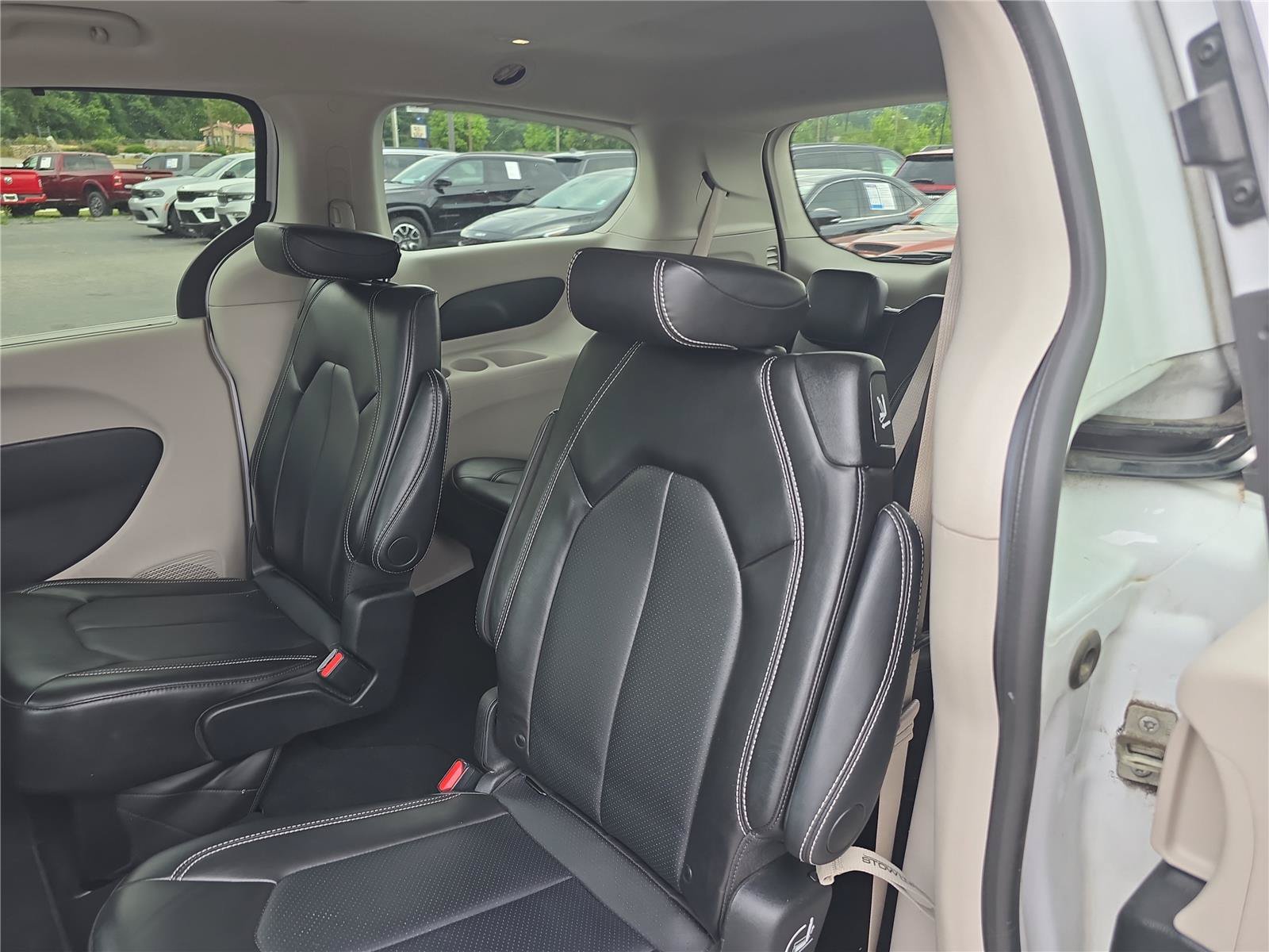 Used 2024 Chrysler Pacifica Touring-L FWD image 13