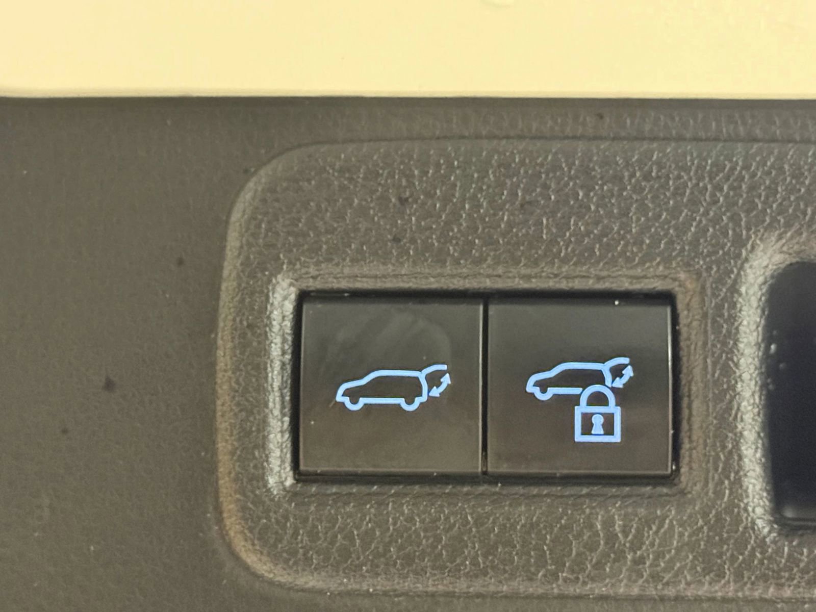 Used 2021 Toyota Venza LE image 22