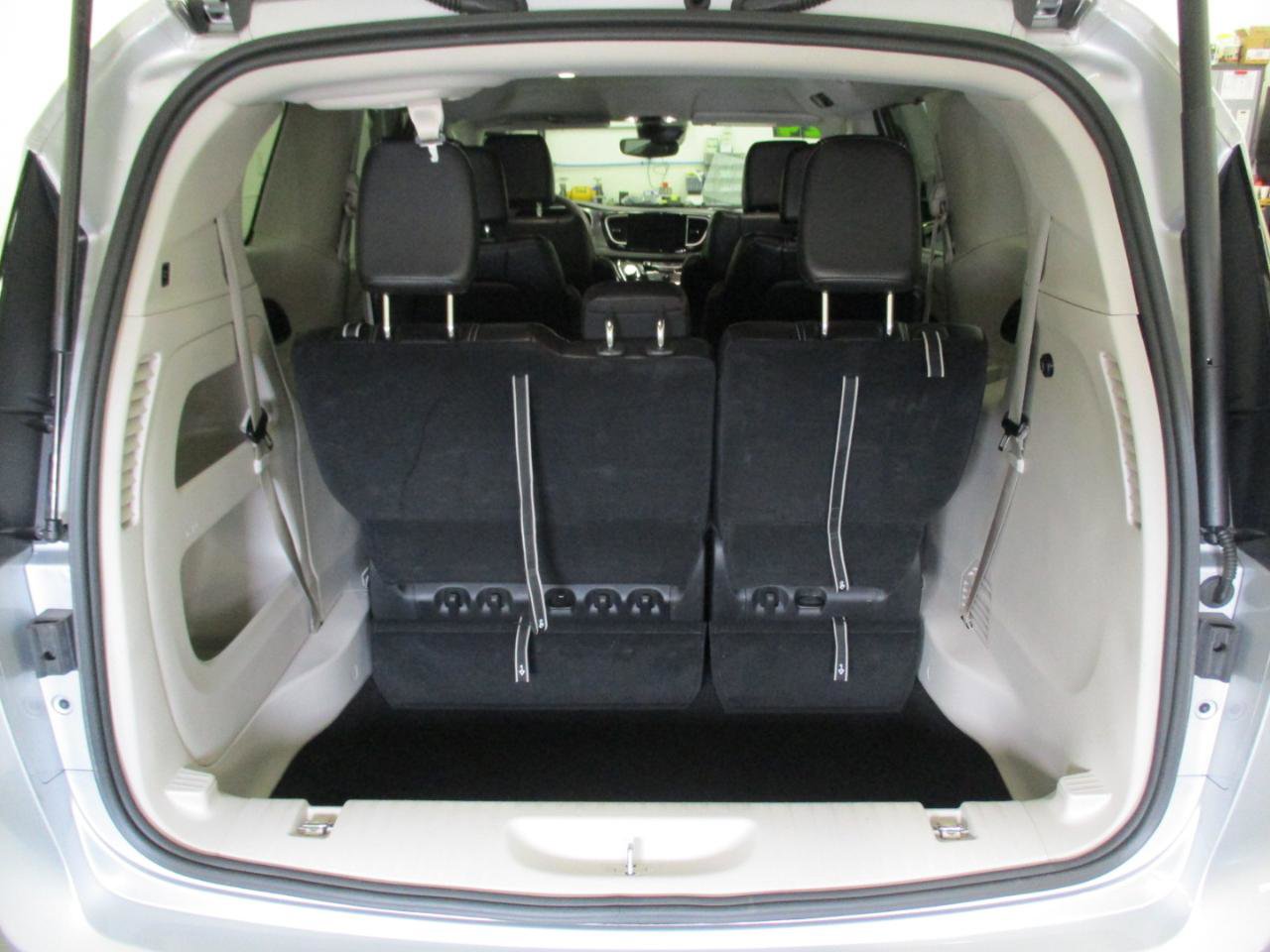 Used 2024 Chrysler Pacifica Touring-L image 15