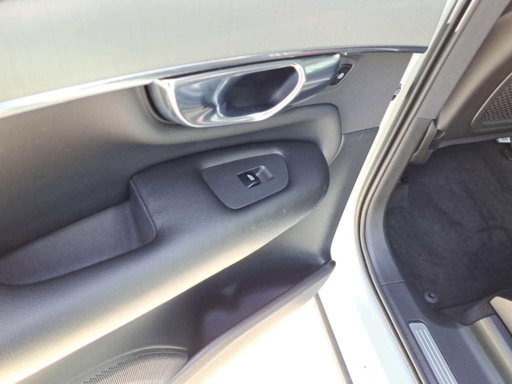 Used 2021 Volvo XC90 T5 Momentum w/ Protection Package Premier image 12