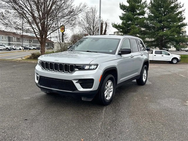 Used 2024 Jeep Grand Cherokee Laredo image 9