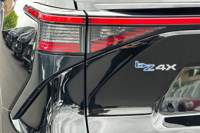 Used 2023 Toyota bZ4X FWD image 32