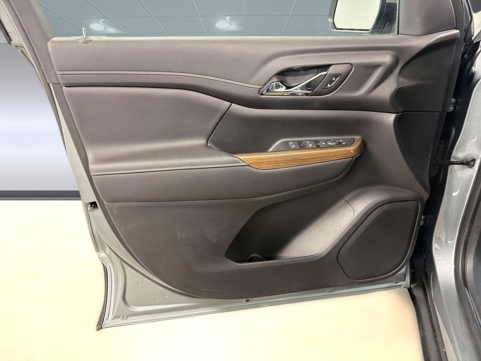 Used 2023 GMC Acadia SLE image 20