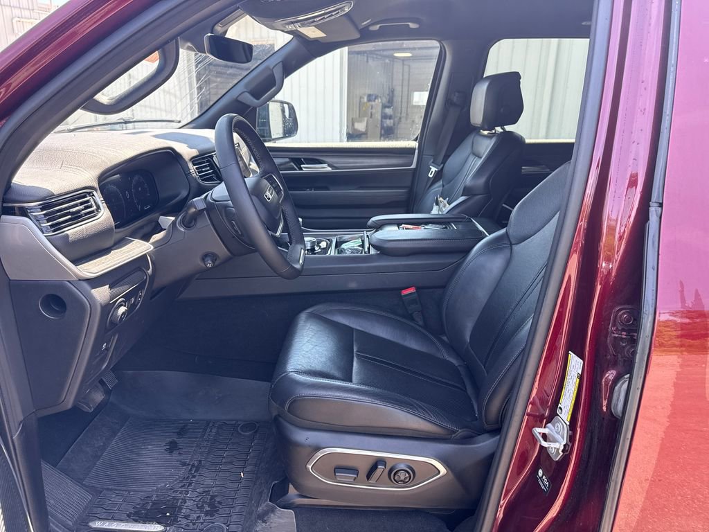 Used 2024 Jeep Wagoneer L Series II w/ Flexible Seating Group AWD/4WD image 6
