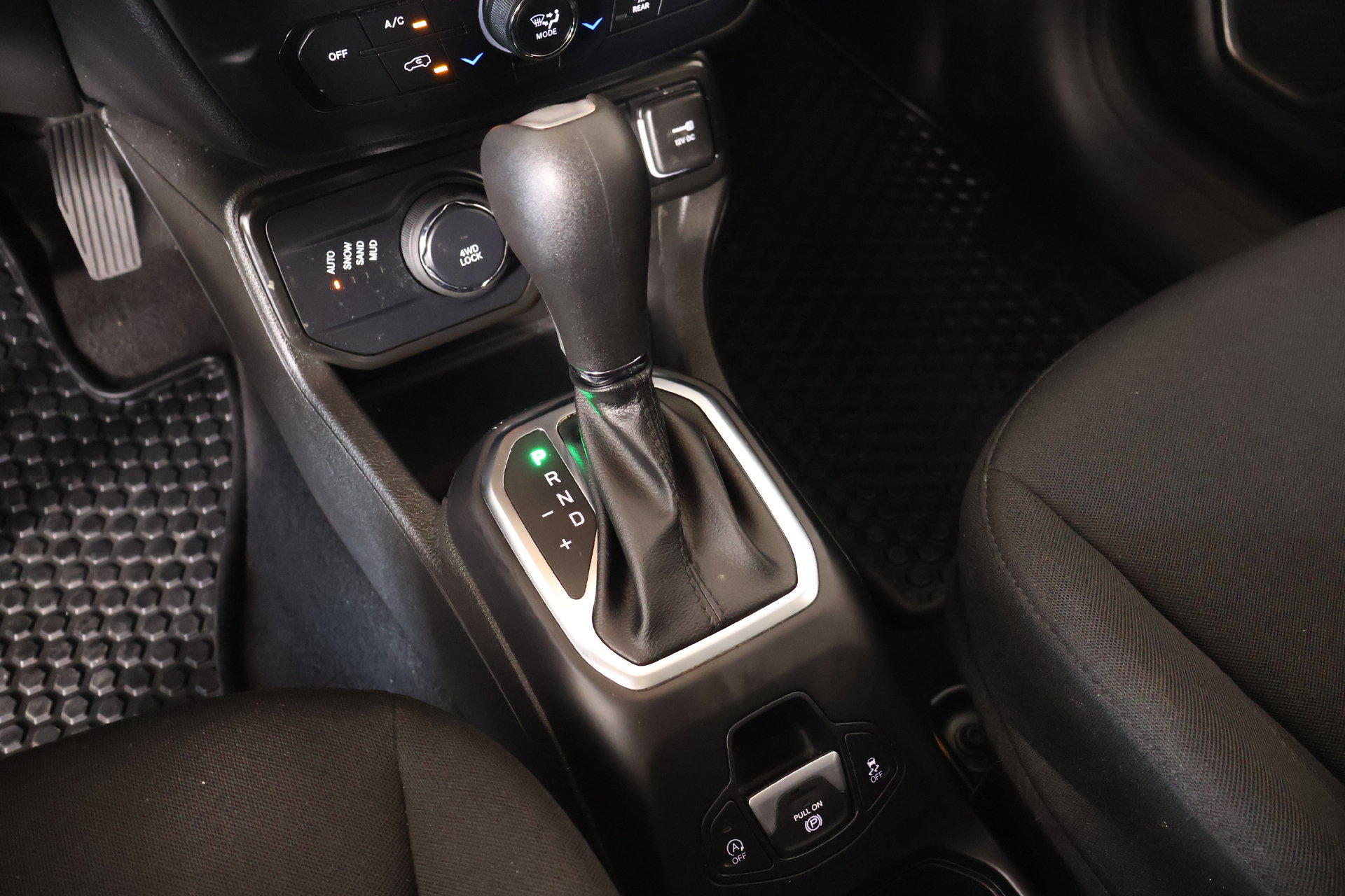 Used 2023 Jeep Renegade Latitude AWD/4WD image 8