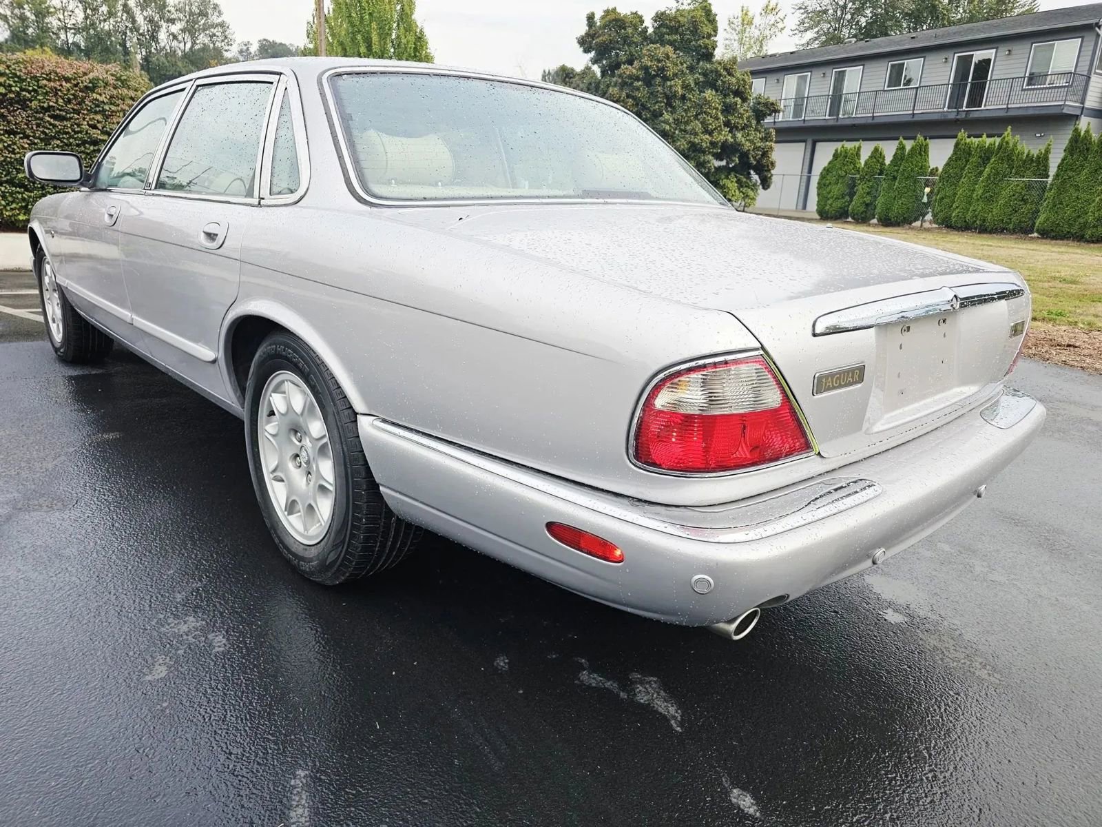 Used 2001 Jaguar XJ8 image 3