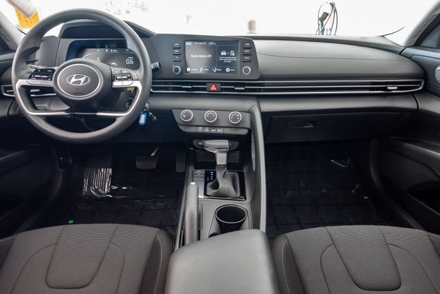 Certified 2025 Hyundai Elantra SE FWD image 23