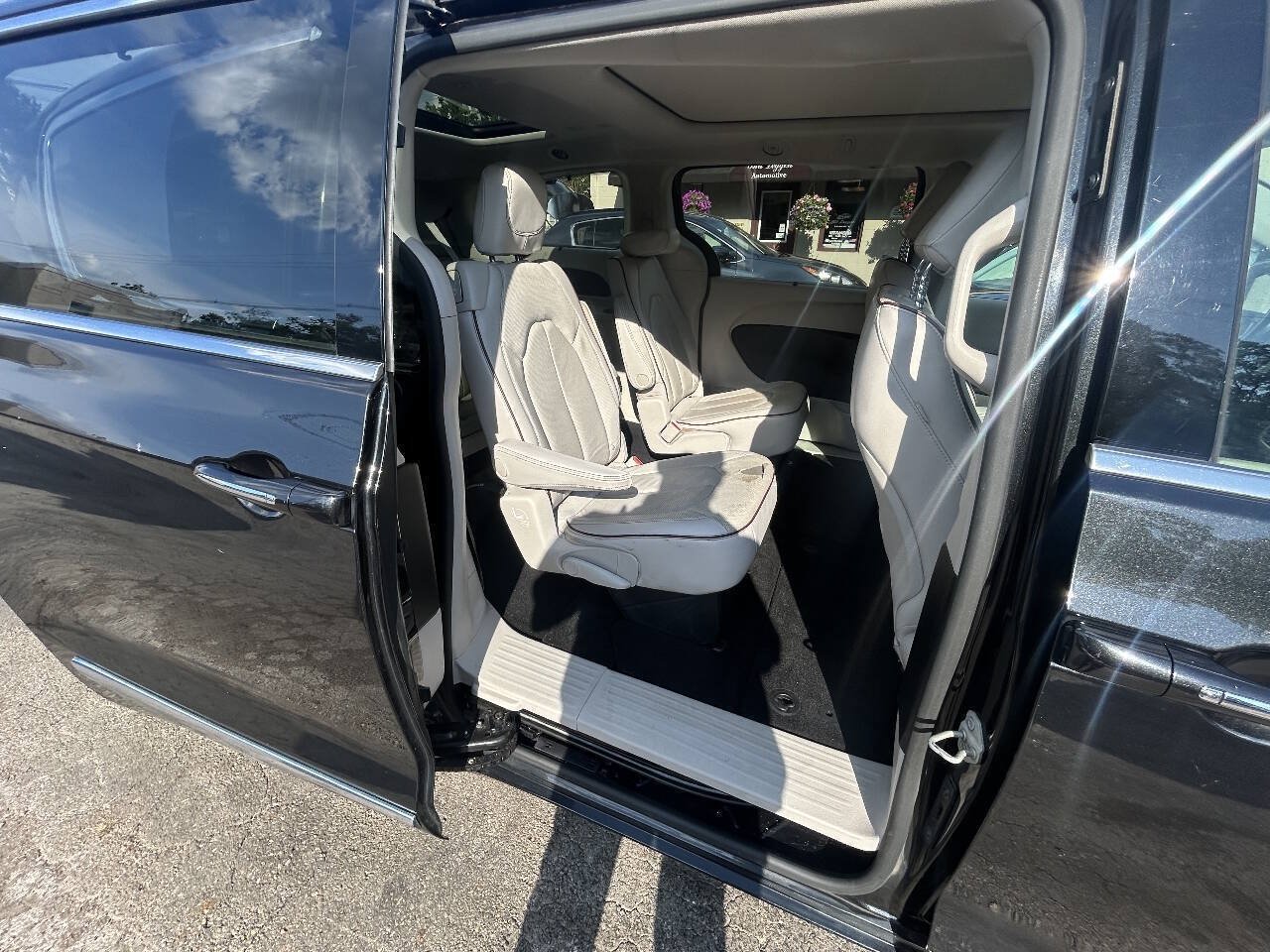 Used 2019 Chrysler Pacifica Limited FWD image 9