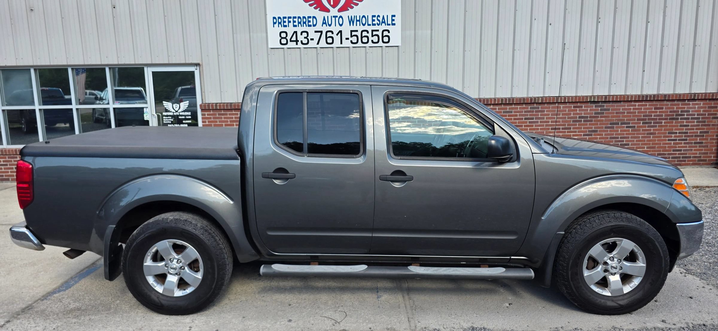 Used 2009 Nissan Frontier SE w/ SE Value Truck Pkg AWD/4WD image 4