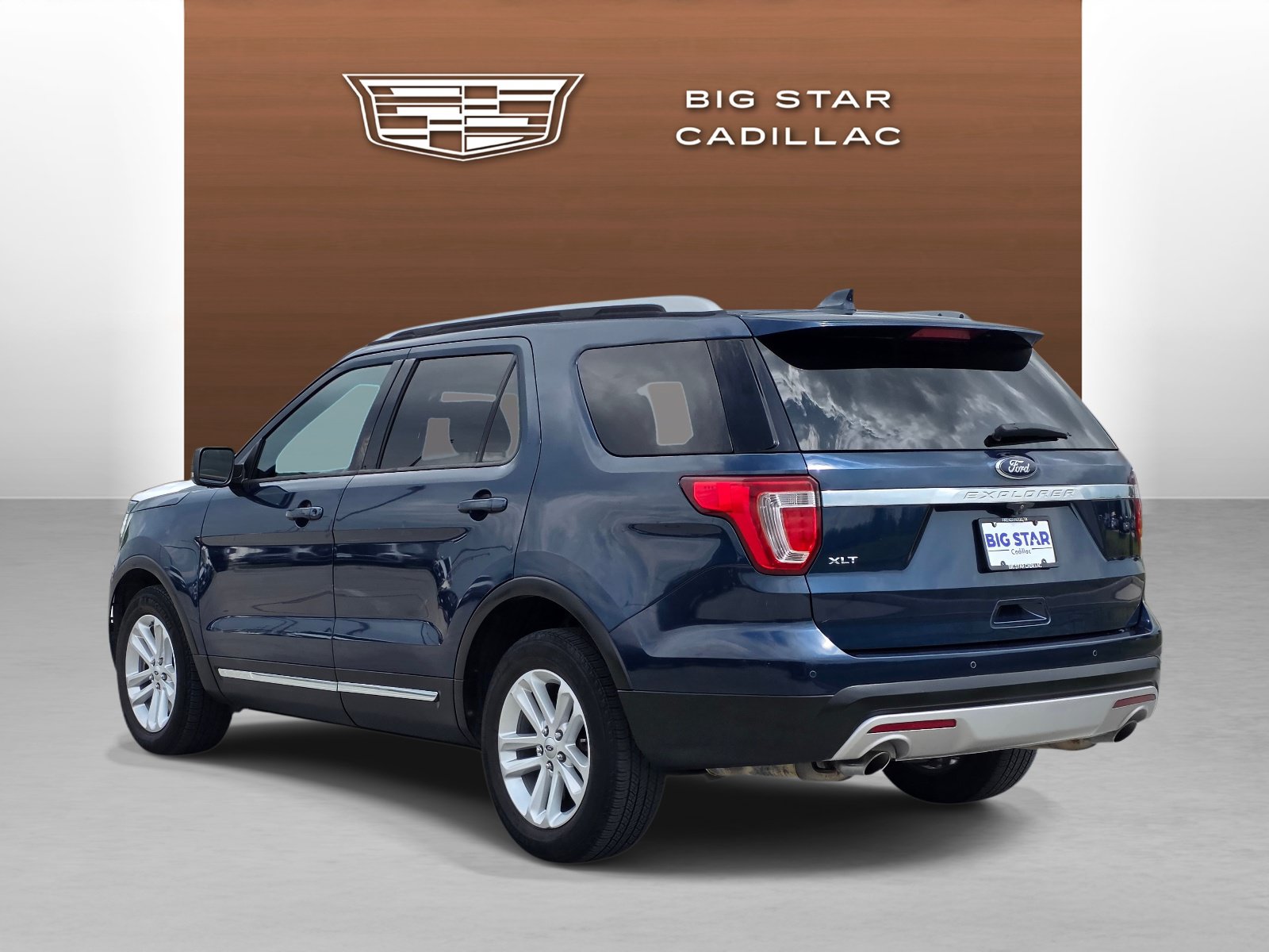 Used 2017 Ford Explorer XLT w/ Equipment Group 202A FWD image 3