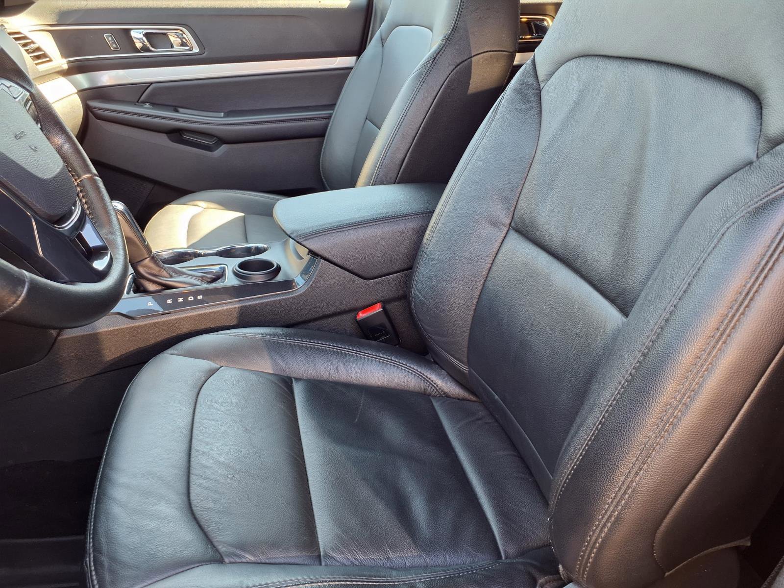 Used 2017 Ford Explorer XLT w/ Equipment Group 202A FWD image 3