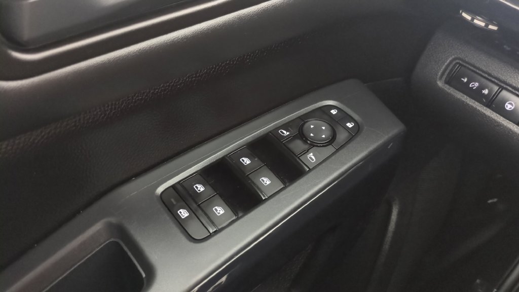 Certified 2025 Nissan Pathfinder SV FWD image 18