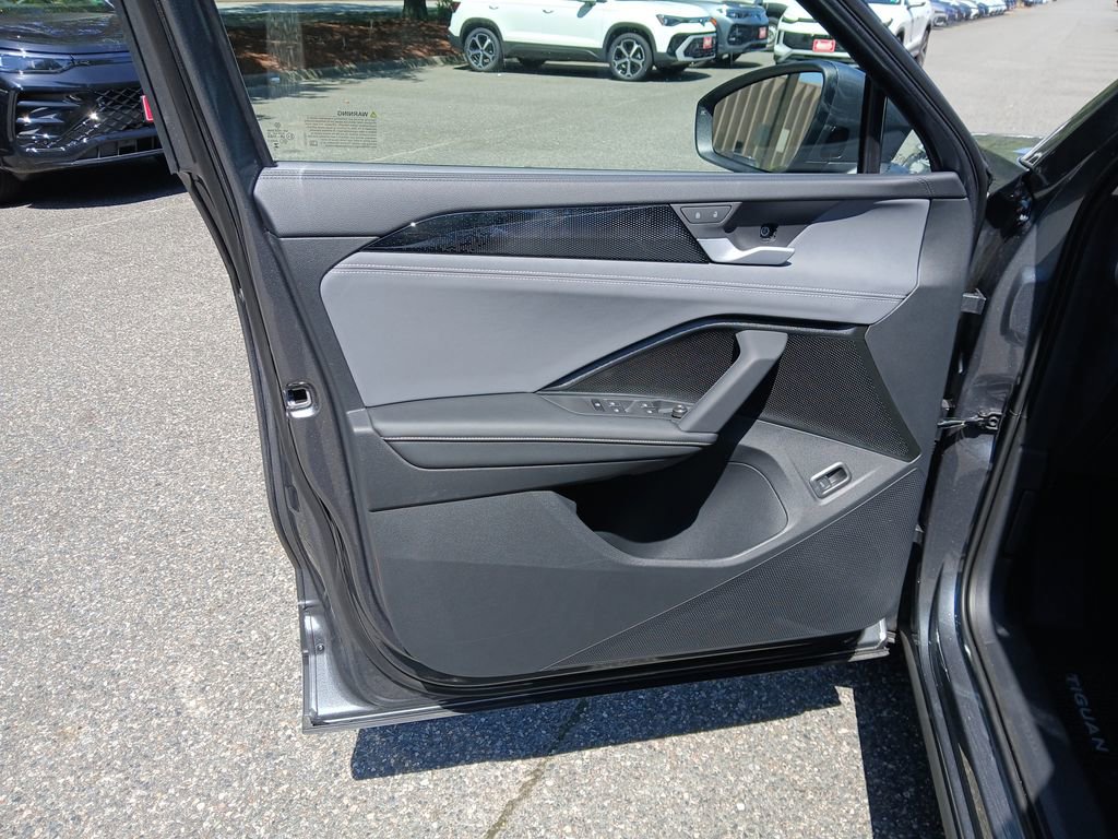 Used 2025 Volkswagen Tiguan SE image 12