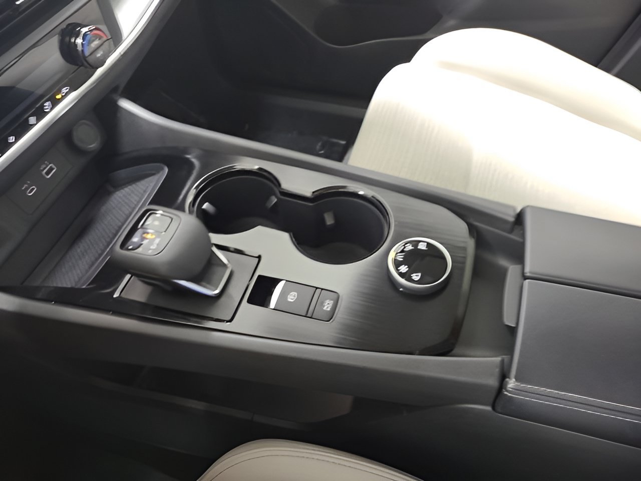 Used 2023 Nissan Rogue SV AWD/4WD image 32