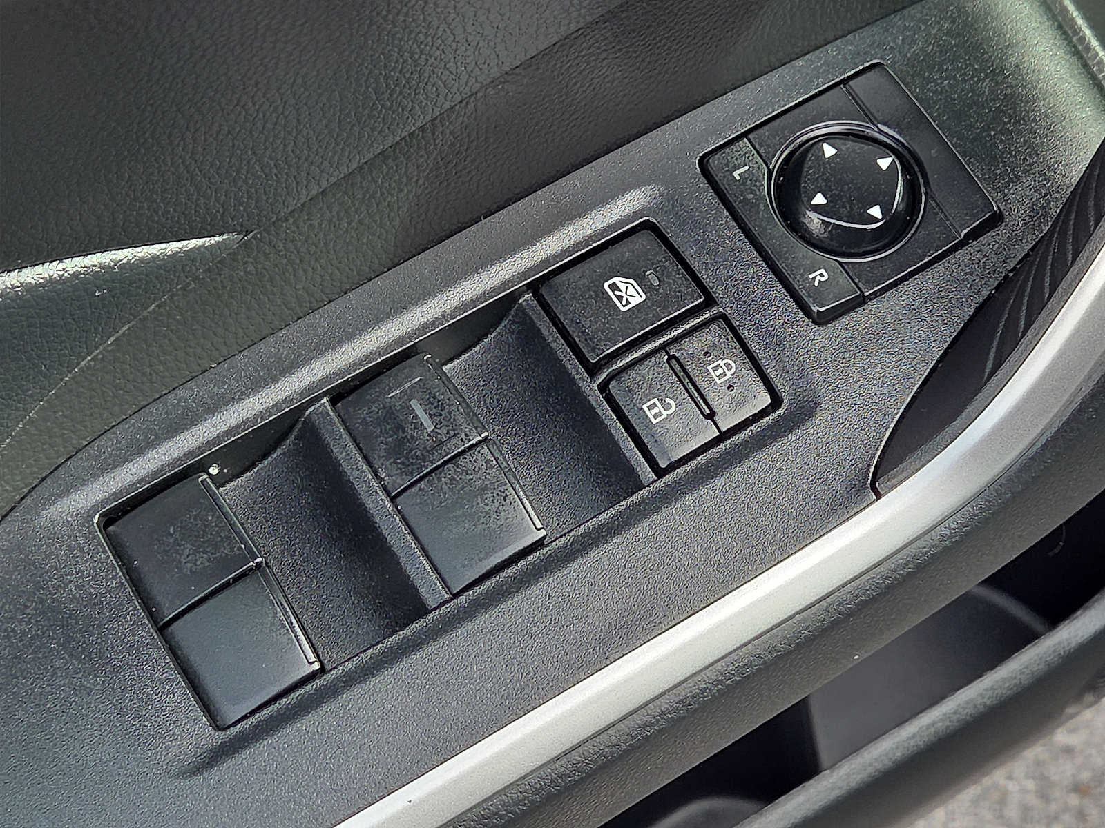 Used 2022 Toyota RAV4 LE image 13