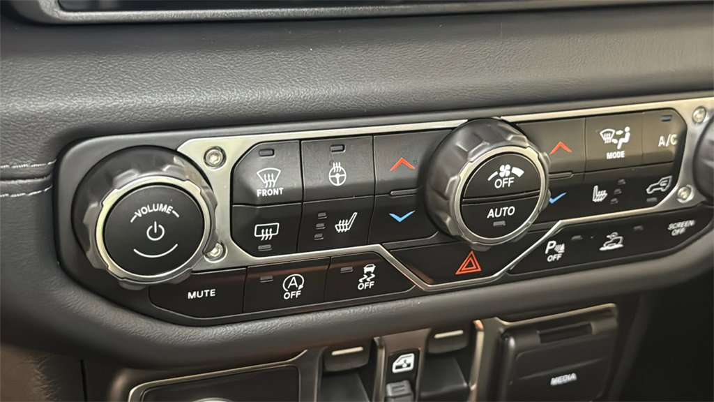 Used 2024 Jeep Wrangler Unlimited Rubicon w/ Technology Group image 31
