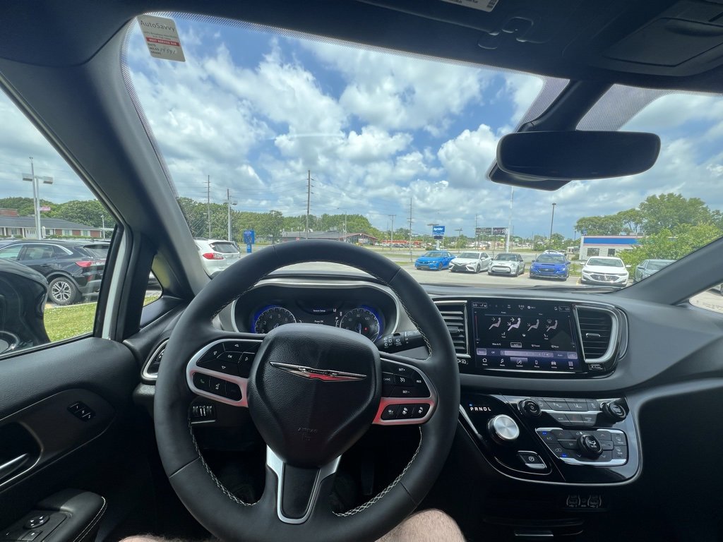Used 2025 Chrysler Pacifica Select image 16