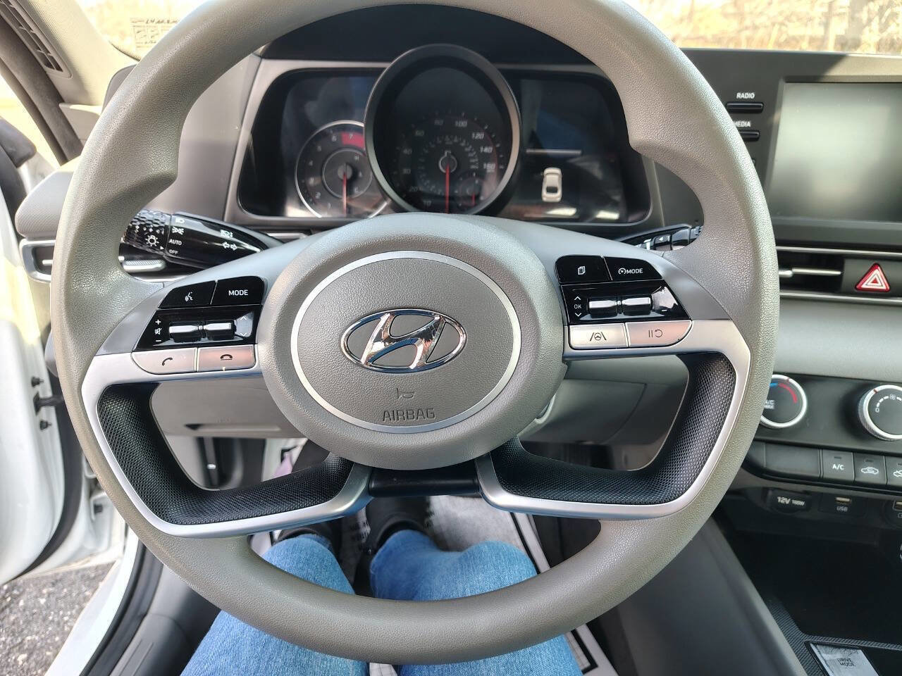 Used 2021 Hyundai Elantra SE image 13